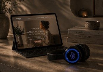 Tablet und leuchtende Kopfhörer für 9D Audio Session